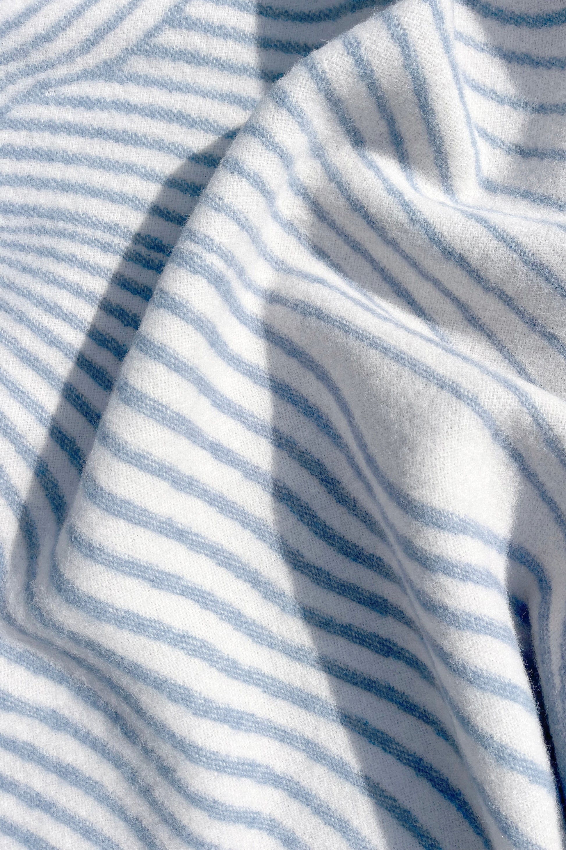 Moooi Techno Bee ullpledd Denim cream, en del av kategorien Pledd - At Home Interiør