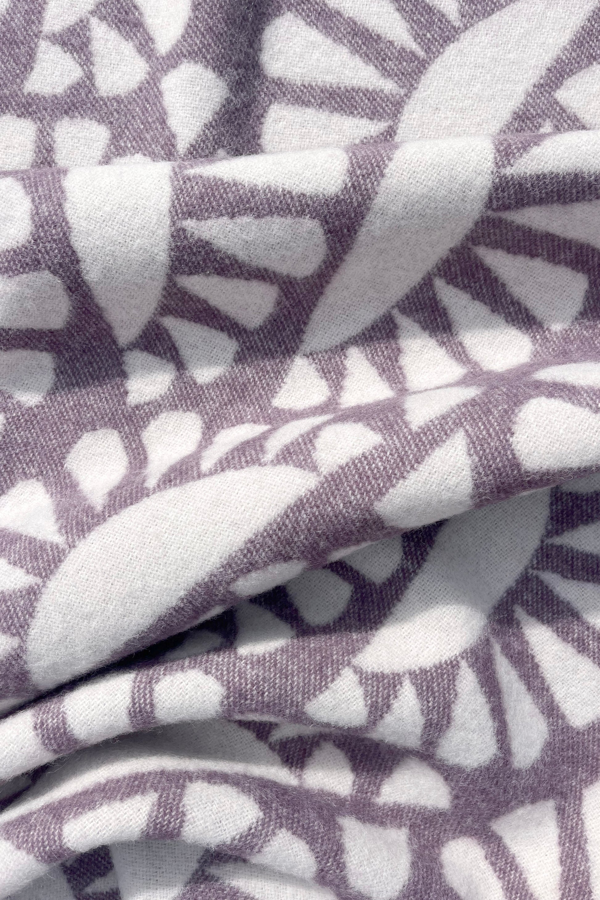 Moooi Woodblock Beetle Ullpledd Plum cream, en del av kategorien Pledd - At Home Interiør