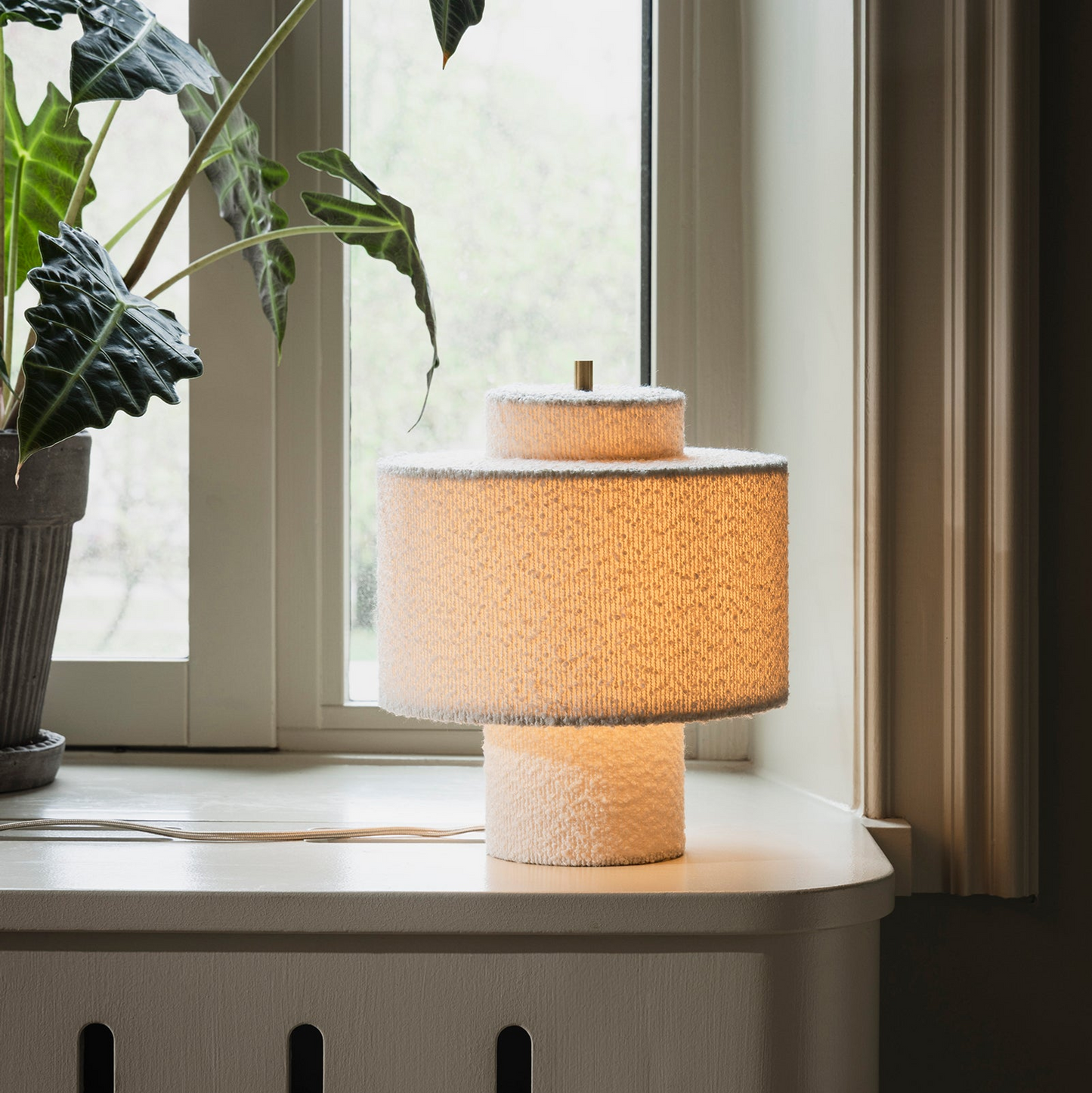 Noah 25 bordlampe i hvit bouclé
