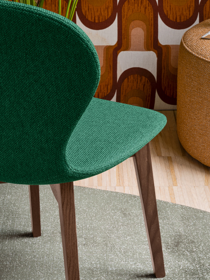 Detalj av Ops CB2352 spisestuestol med treben og Cros forest green tekstil – @HOME Oslo