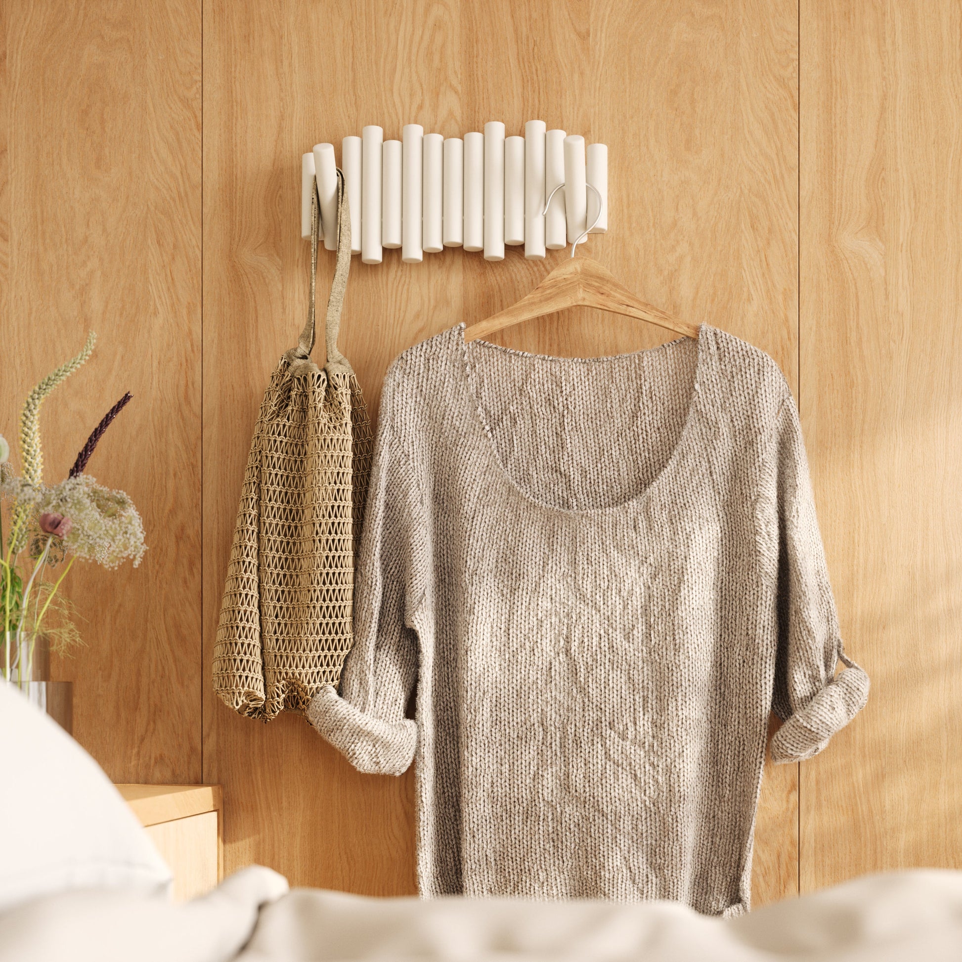 Picket knaggrekke hvit – funksjonelt design som også er veggkunst, en del av kategorien - At Home Interiør