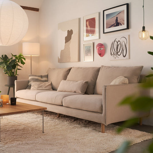 Sally 3,5 - seter sofa Caleido Light Beige, på lager, en del av kategorien Fast - track sofa - At Home Interiør