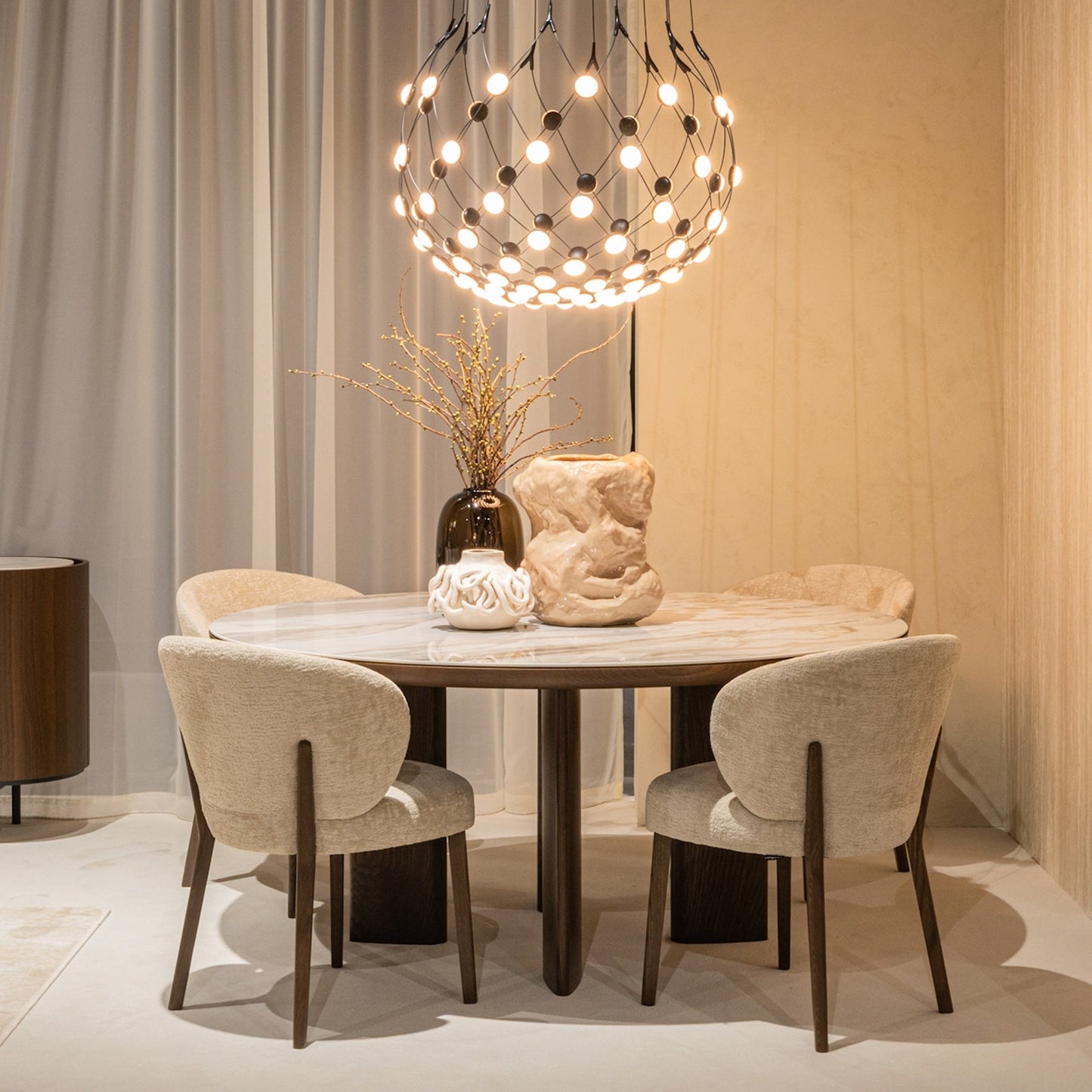 Sandy Rundt spisebord 140/160, en del av kategorien Spisebord - At Home Interiør