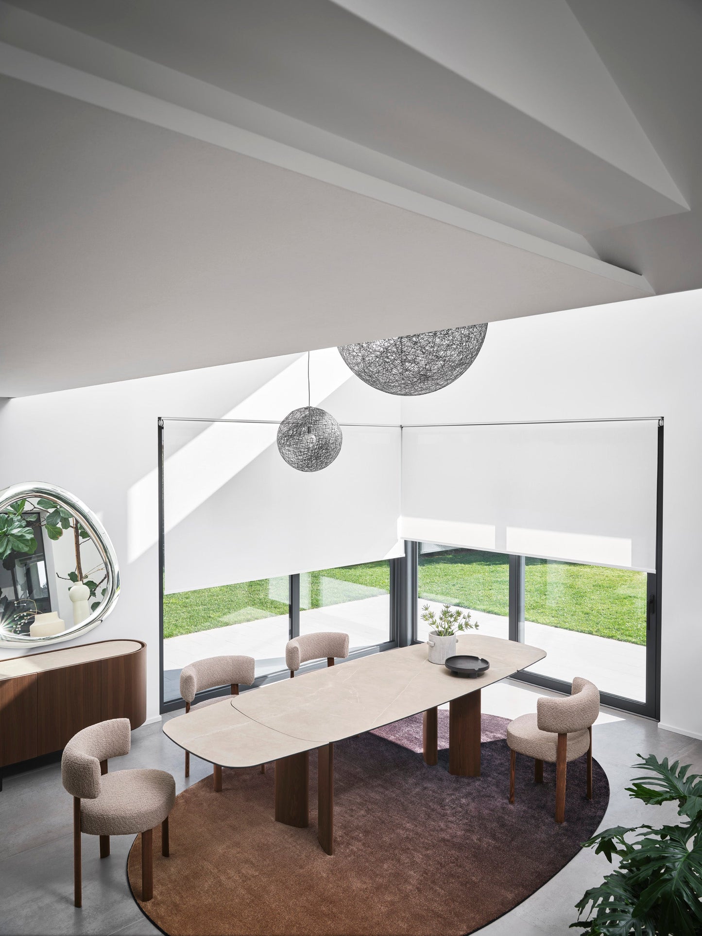 Sandy spisebord med utrekk i begge ender. Nyhet, en del av kategorien Spisebord - At Home Interiør