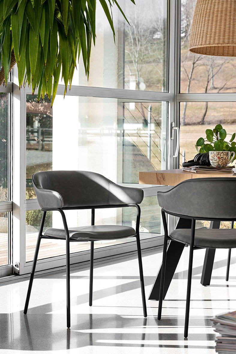 Signorina spisestuestol med armlene, en del av kategorien Spisestuestol - At Home Interiør