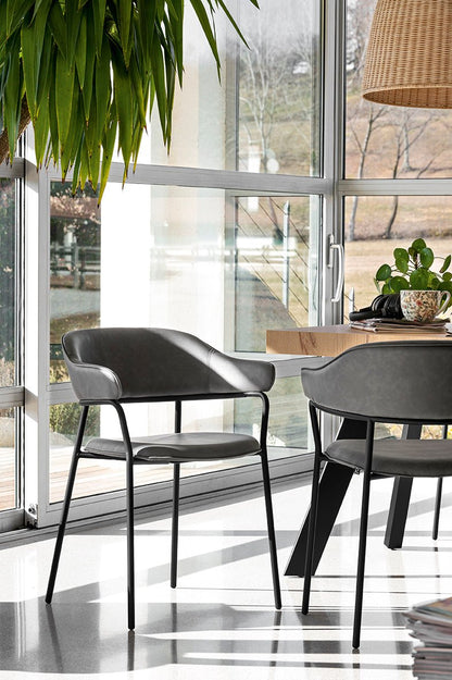 Signorina spisestuestol med armlene, en del av kategorien Spisestuestol - At Home Interiør