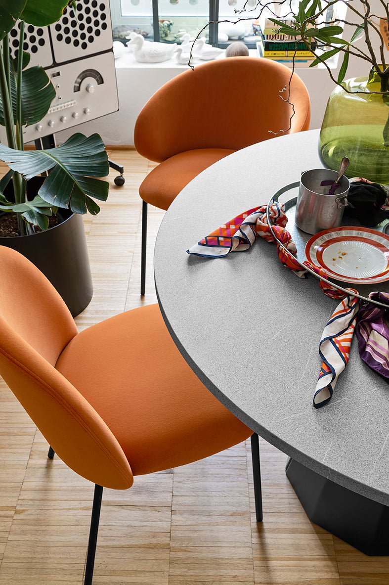 Tuka metallben spisestol– Connubia, en del av kategorien Spisestuestol - At Home Interiør