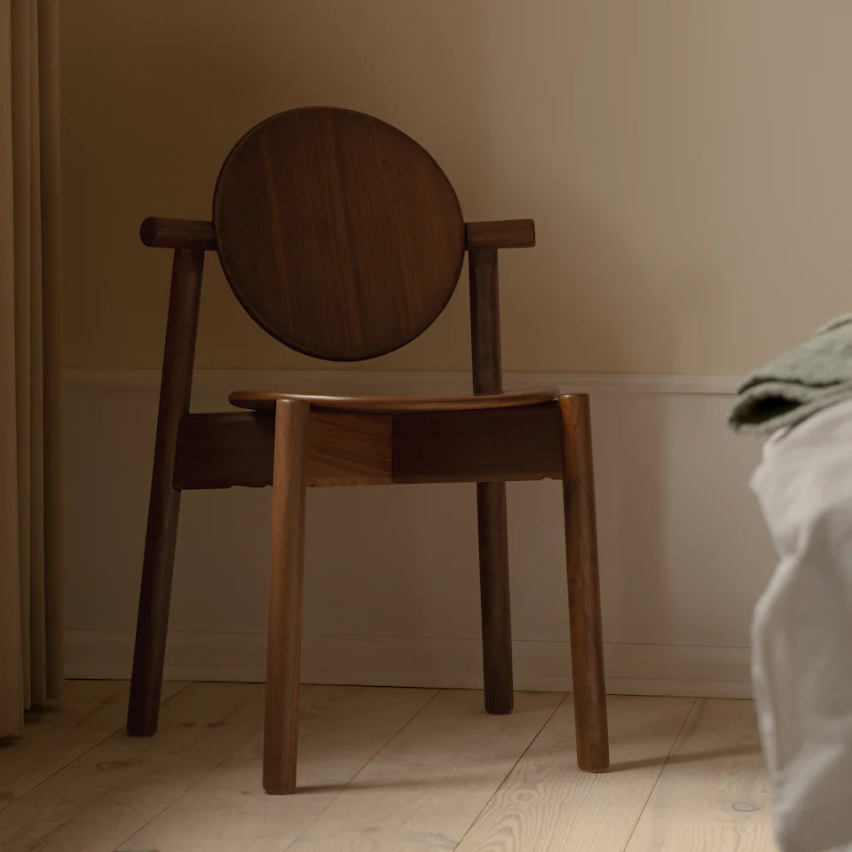 Heiko spisestol i valnøtt med skulpturell silhuett og tidløst design
