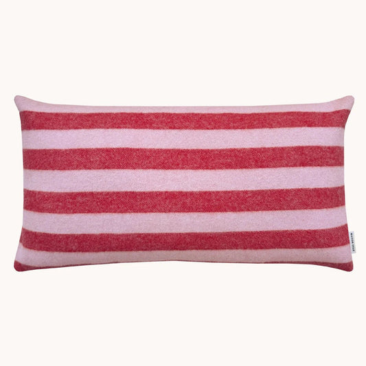 XL Candy wrap Pyntepute ull Pink Cherry, en del av kategorien Pute - At Home Interiør