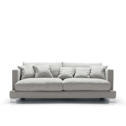 Colorado kosesofa 3-seter i mykt tekstil – dyp og komfortabel sofa med dunputer.