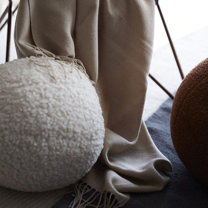 Elsie Ornament Pute Offwhite, en del av kategorien Pute - At Home Interiør